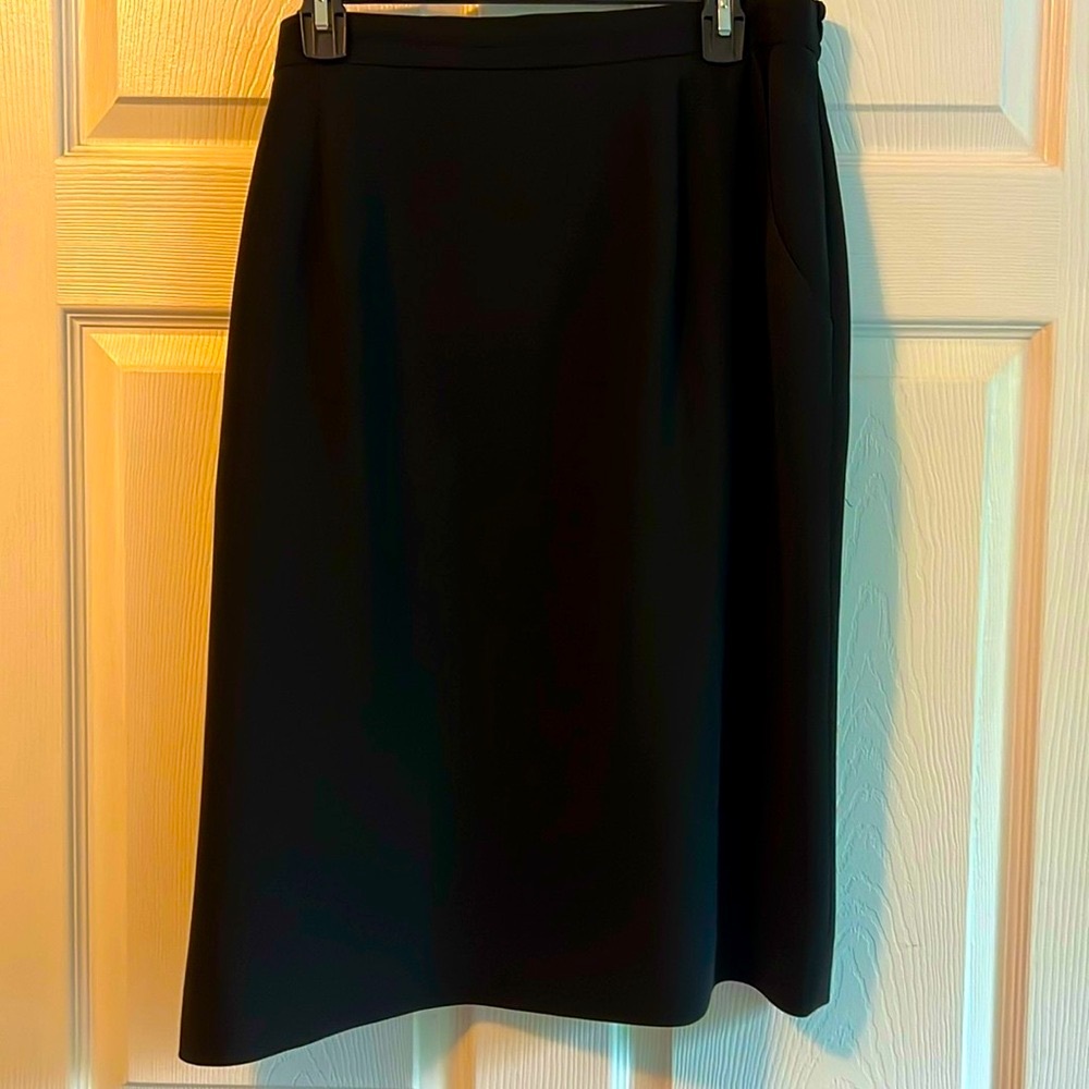 Vintage quality, Jones New York women’s black skirt with 2 side pockets 16W.